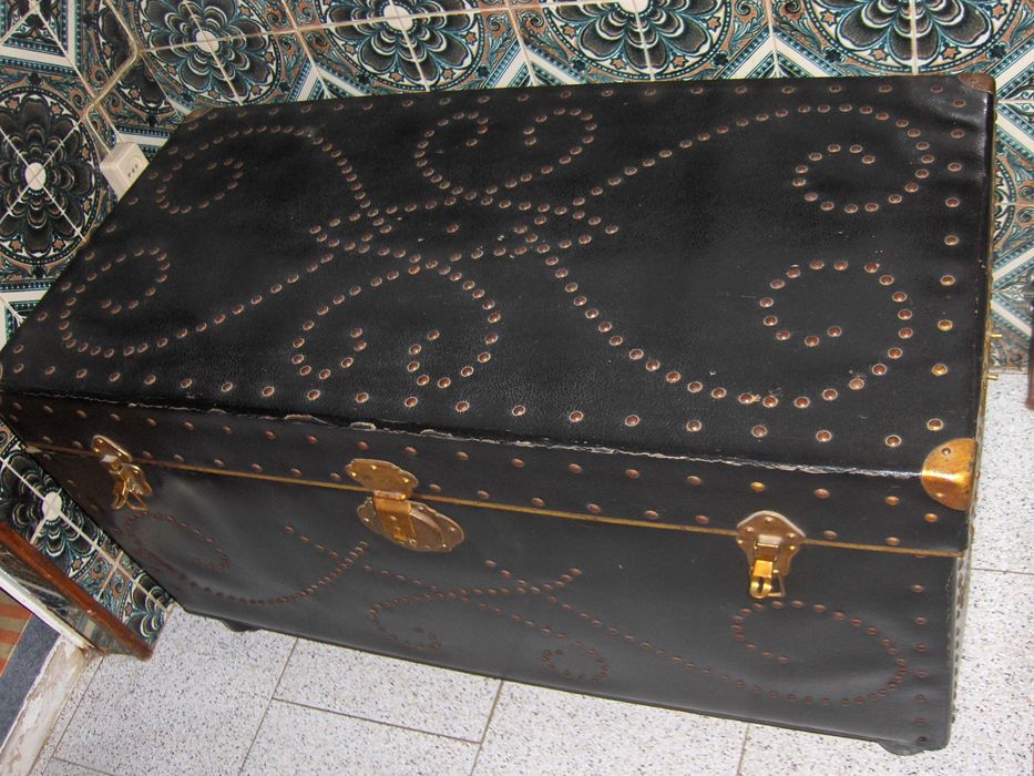 Cómoda antiga de madeira com 4 gavetões e Mala de arrumação