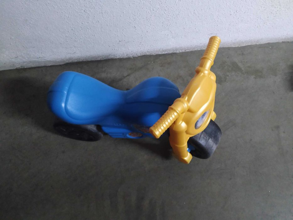 Triciclo azul e amarelo
