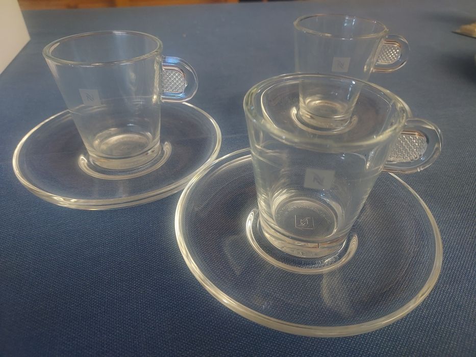 3 chávenas Nespresso com pires