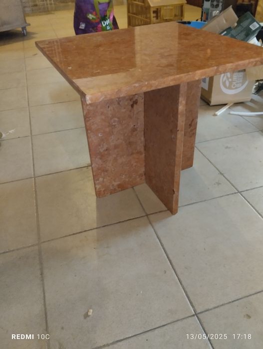 Mesas em mármore vermelho