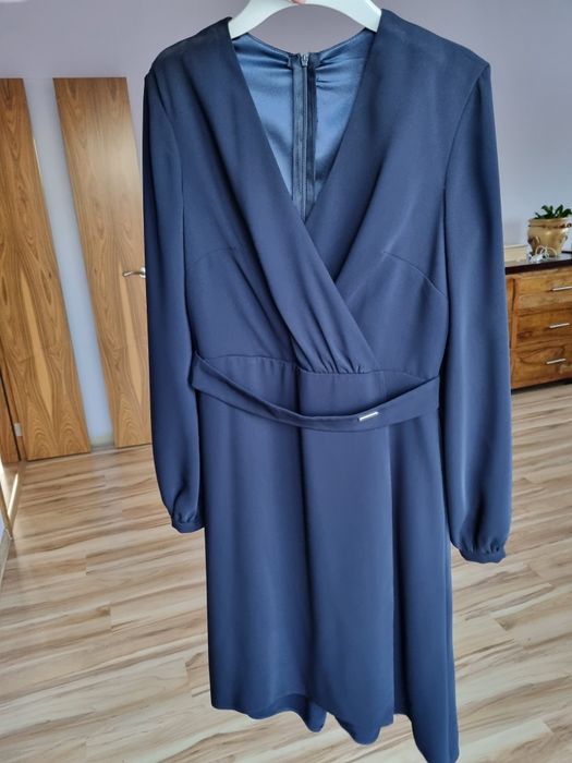 Nowa elegancka granatowa sukienka taliowana