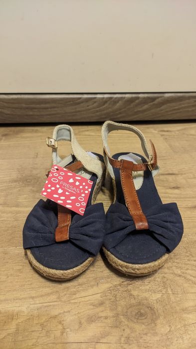 Sandałki dziecięce, rozmiar 32, nowe, z metką.