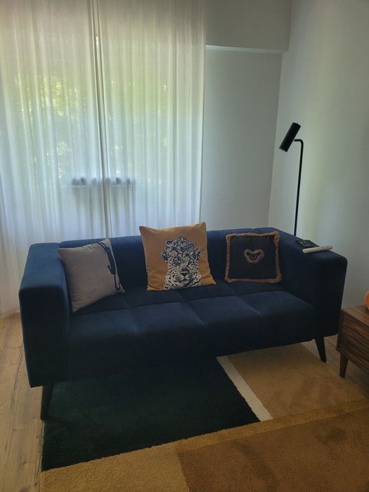 Sofá em tecido macio azul, com chaise longue ( 290 x 140 x 73 cm)