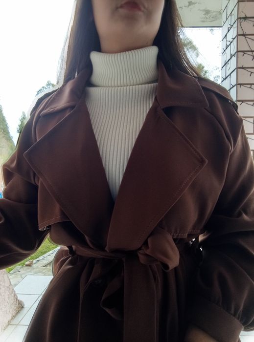 Casaco castanho com gola virada
