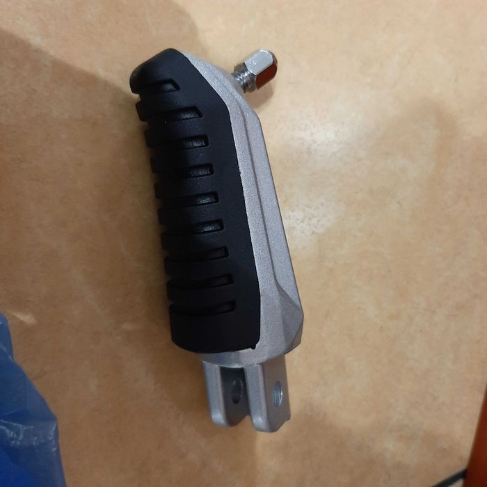 podnozek Benelli BN125