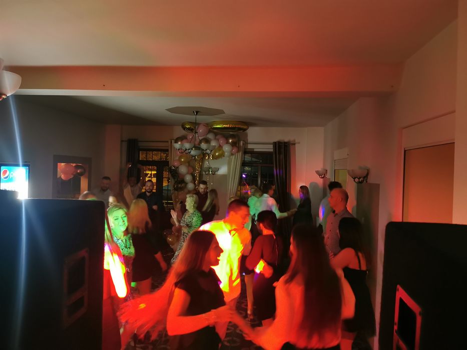 DJ Bart – Muzyka, Energia i Pełny Parkiet na Twojej Imprezie