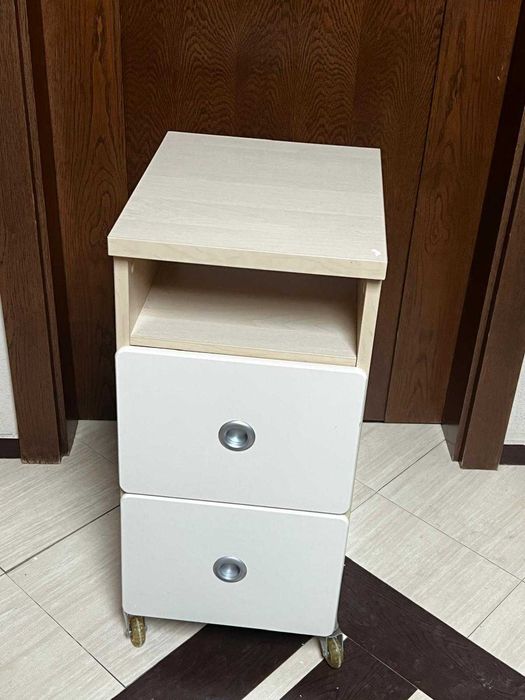 Meble młodzieżowe (łożko, szafa, szafki)