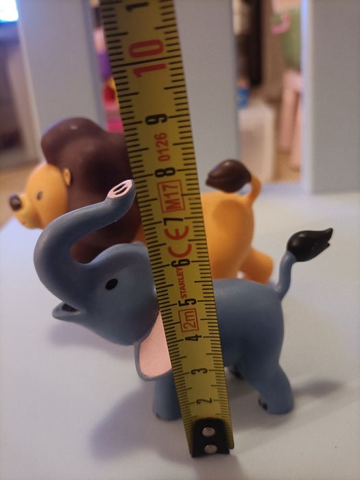 Bonecos leão/elefante