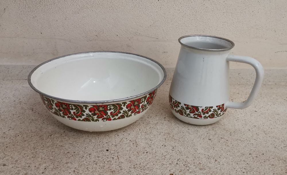 Conjunto de bacia de lavatório e jarro alto, em metal esmaltado (conhecido popularmente por ágata).