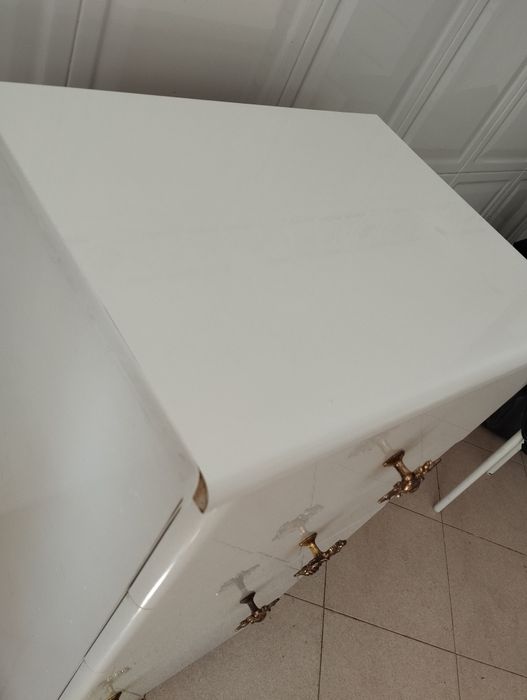 Cómoda branca com detalhes metálicos, móvel, estante, gavetão, gavetas