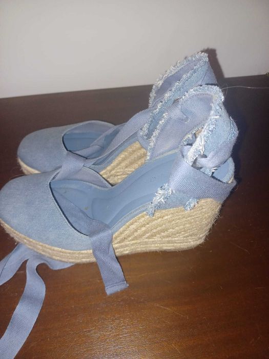 Sandálias de cunha em ganga da Stradivarius