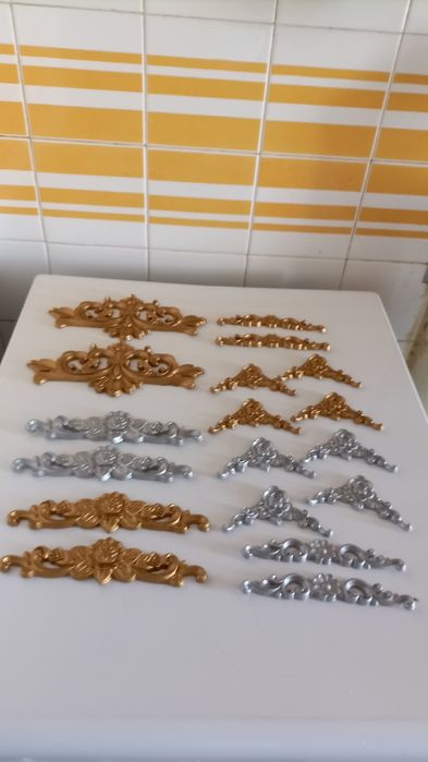 Decorações para ornamentar quadros, espelhos, móveis etc..