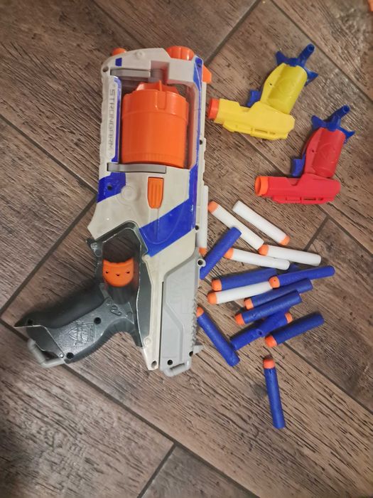 Pistolet Nerf plus dwa inne