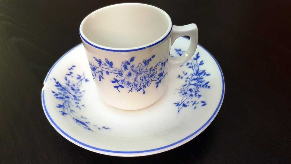 1 Vista Alegre cup and saucer, produced between 1924 and 1947, floral motifs