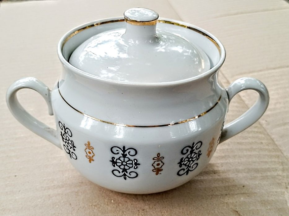 Красивая сахарница гарна цукорниця в ідаельному стані (практично нова)