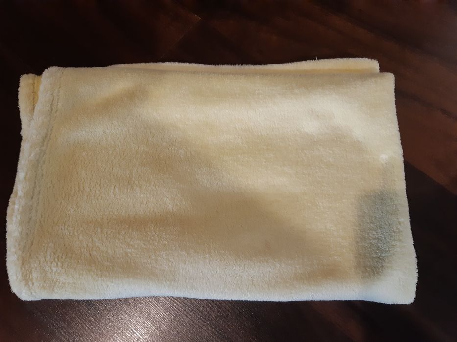 Żółty kocyk polarowy z kapturkiem rozmiar 75x75