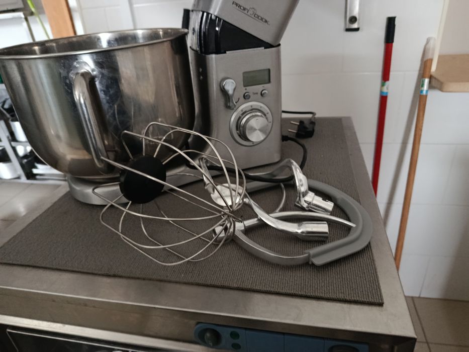 Batedeira profissional para bolos e massas