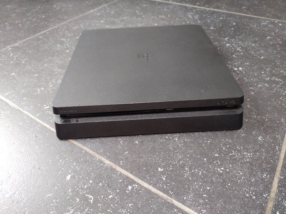 PlayStation 4 Slim 825GB + 3 геймпади + 2 гри (Horizon, Ratchet)