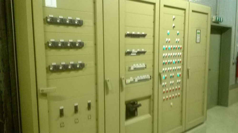 Executa-se   certificação de eletricidade e ar condicionado