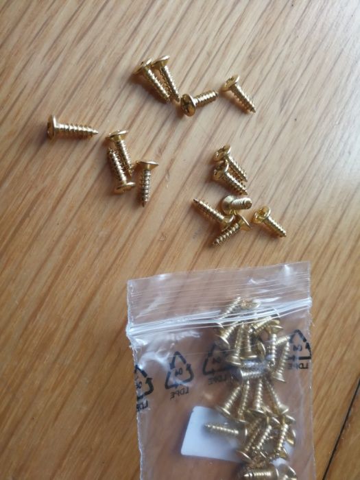 Parafusos pickguard e backplate