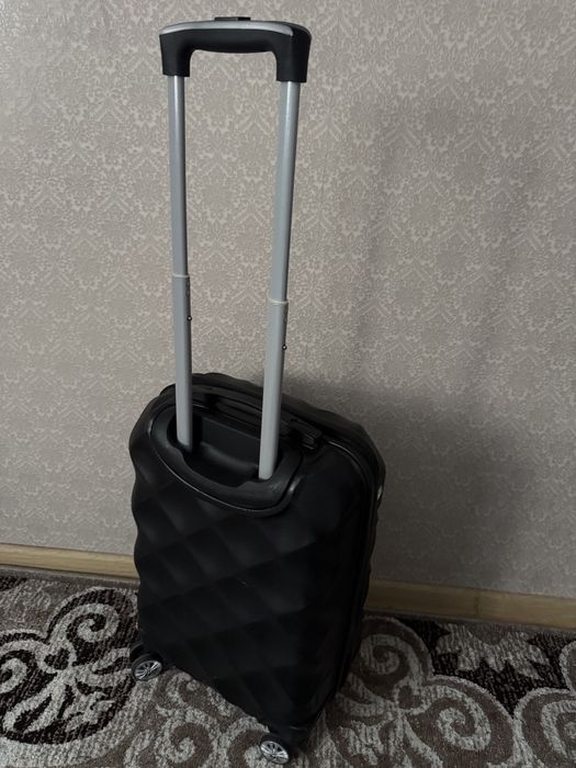 Валіза середнього розміру для ручної поклажі