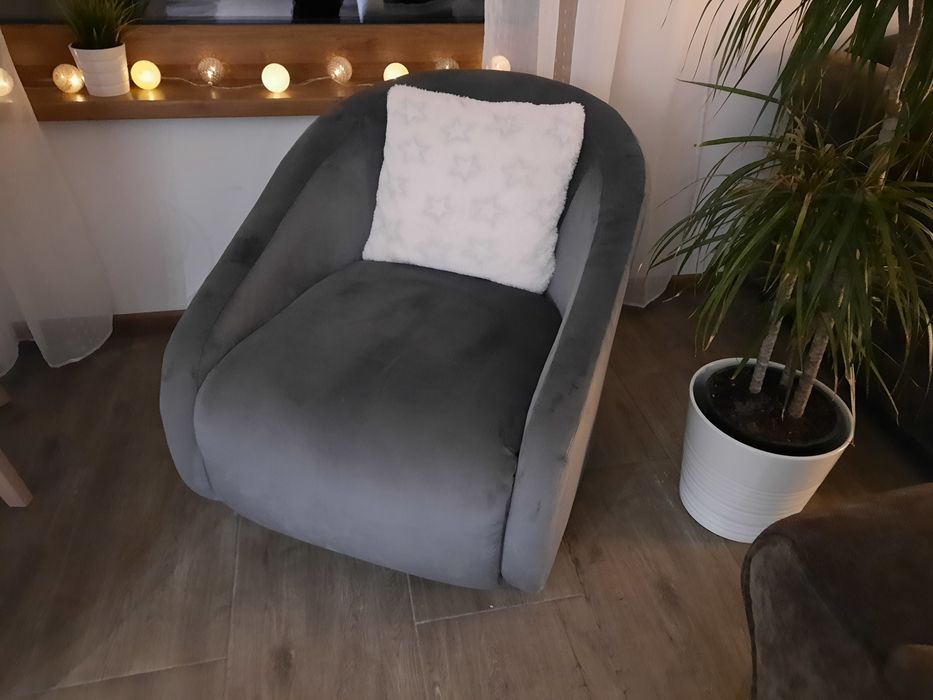 Wygodny i zgrabny fotel. Oryginalny design.