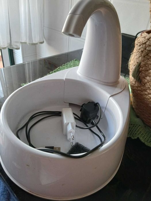 Bebedouro Fonte Curved Stream para gato e cão - Trixie - 2.5 lts