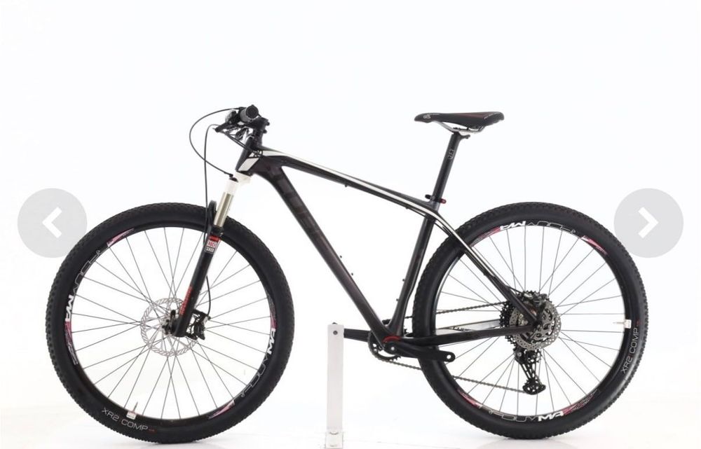 Bike BTT Cube Reaction Pro com rolo de treino