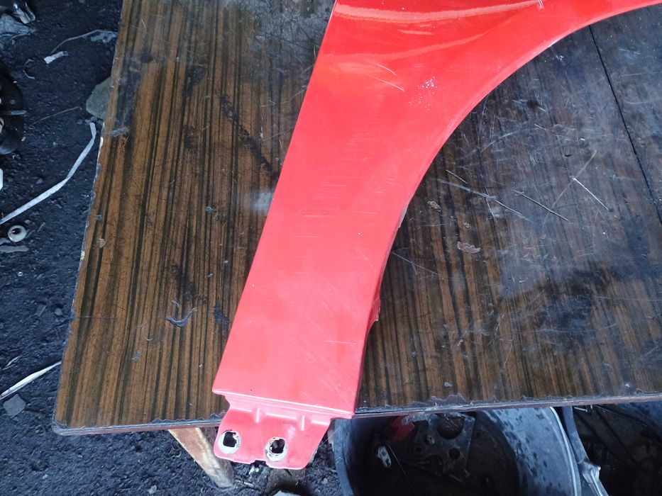Błotnik Czerwony Przód Przedni Prawy Ford Focus MK3 2014r. itp.