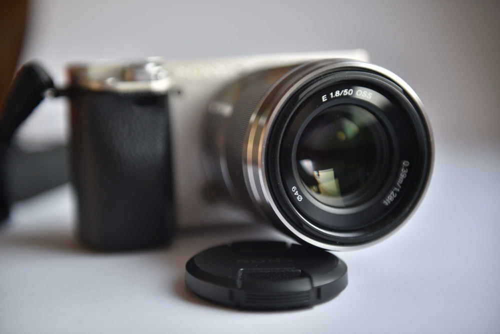 Obiektyw SONY E-Mount (APS-C) 50mm f/1.8 OSS (srebrny)