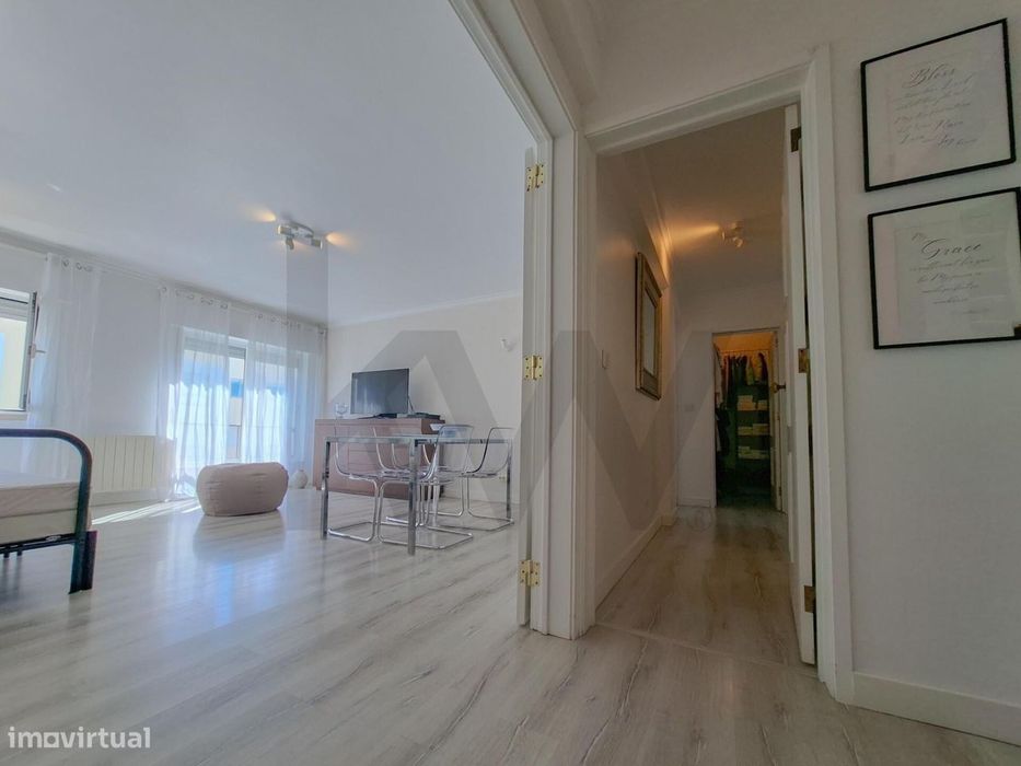 T2 em Carcavelos  – O Equilíbrio Perfeito entre Mar e Cidade