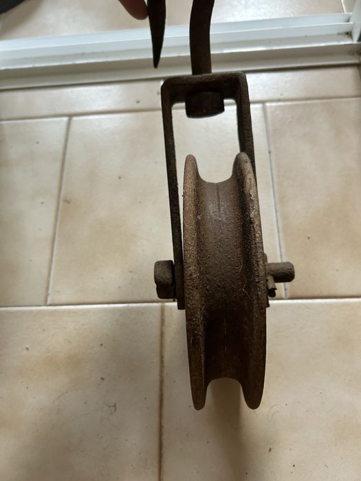 Roldana / polia em ferro maciço com gancho 19.50 cm diâmetro
