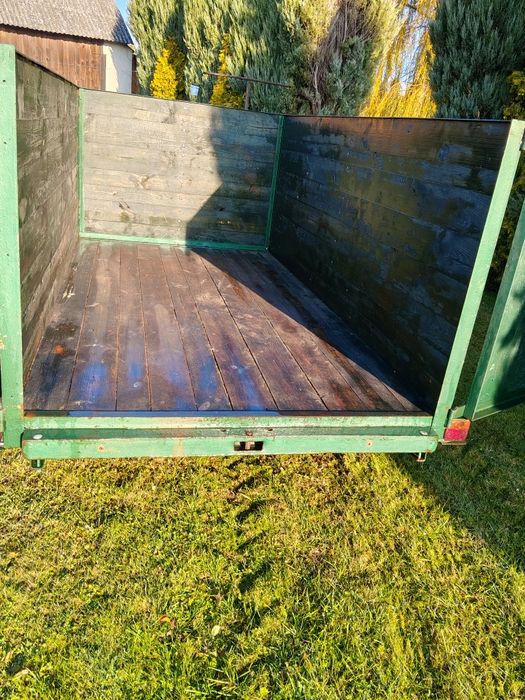 Przyczepa,  przyczepka do transportu zwierząt z rampą.