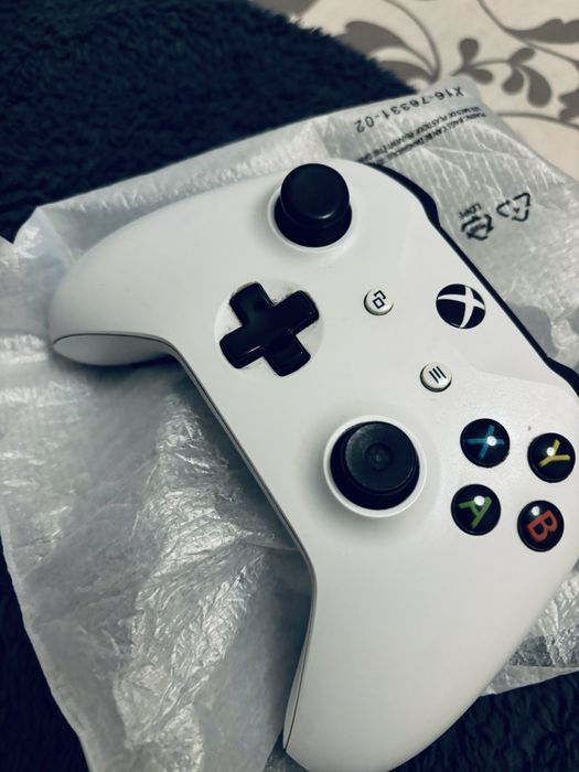 Xbox One S | 1TB | Inclui cabos e comando