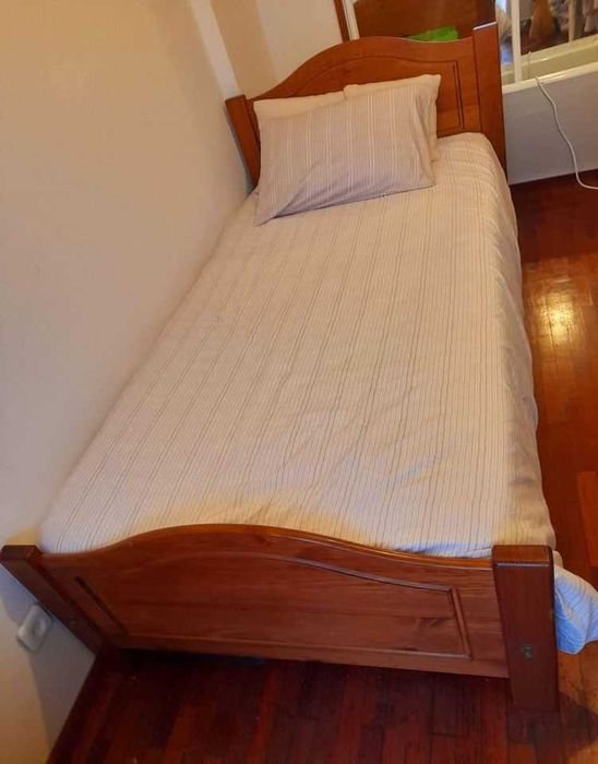 Camas de solteiro em madeira maciça, usadas e em excelente estado.