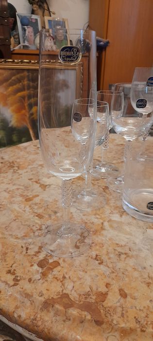 Indos copos e Garrafa de cristal
