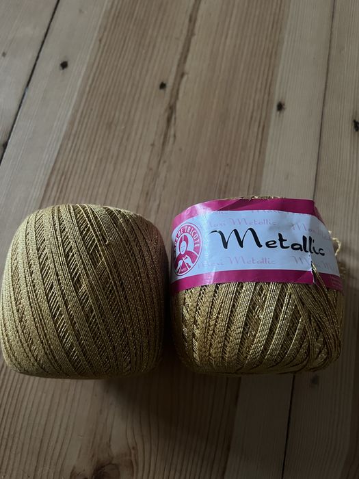 Золотиста нитка з люрексом для вязання Madame Tricote Maxi.