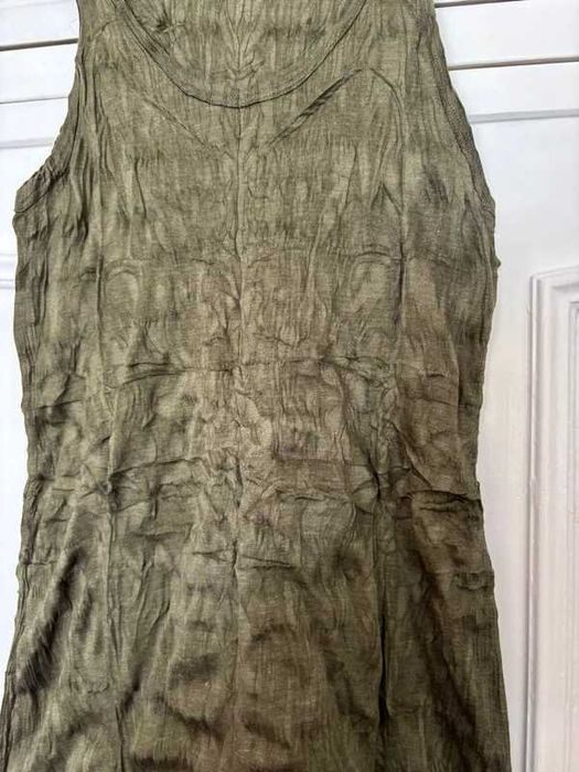Vestido justo caqui efeito enrugado