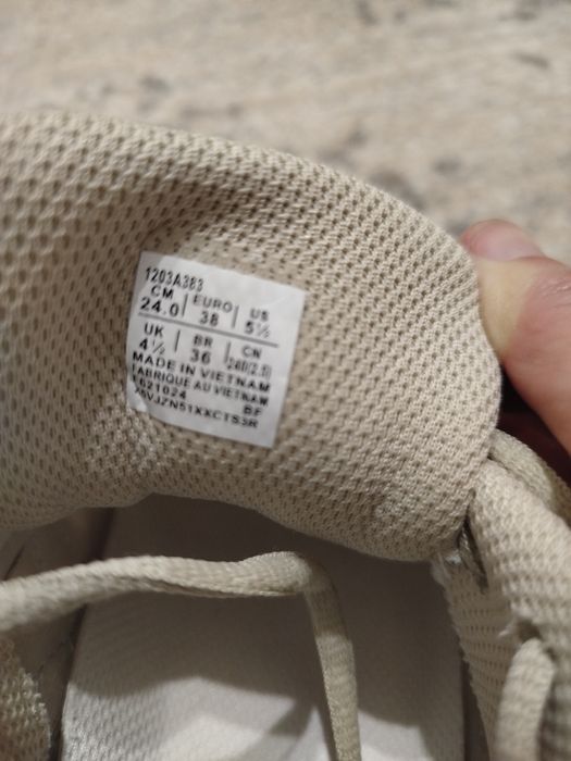Культові кросівки ASICS GEL з фірмою амортизаційною технологіїєю в подошві