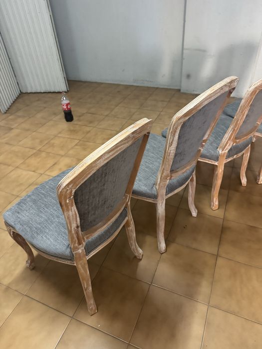 Conjunto de quatro cadeiras