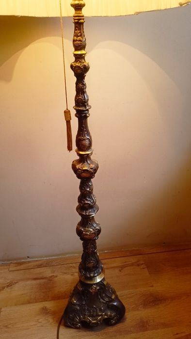 Stara lampa podłogowa z mosiądzu.