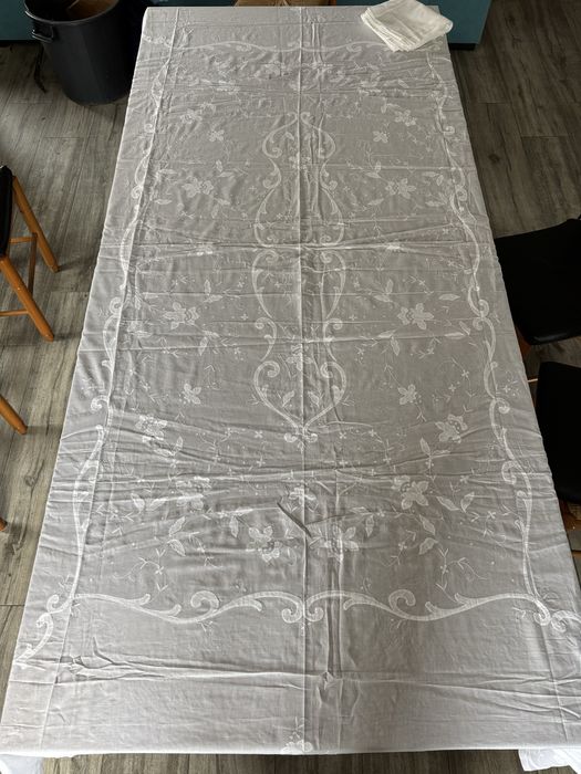 Toalha de mesa em voile de algodão bordada à mão e 12 guardanapos