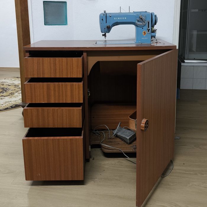 Máquina de Costura Singer 807 Industrial c/ Móvel
