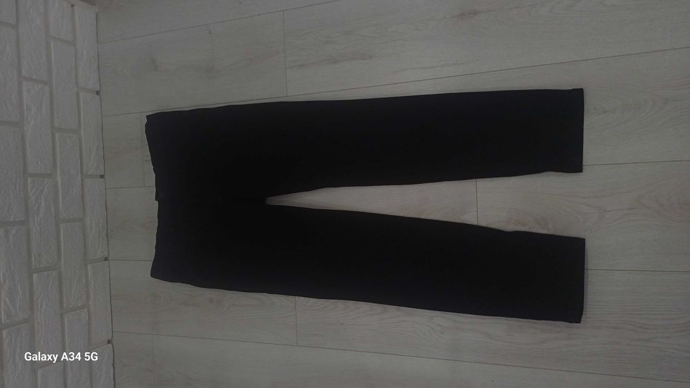 Spodnie młodzieżowe czarne chino Sinsay. Rozmiar 30