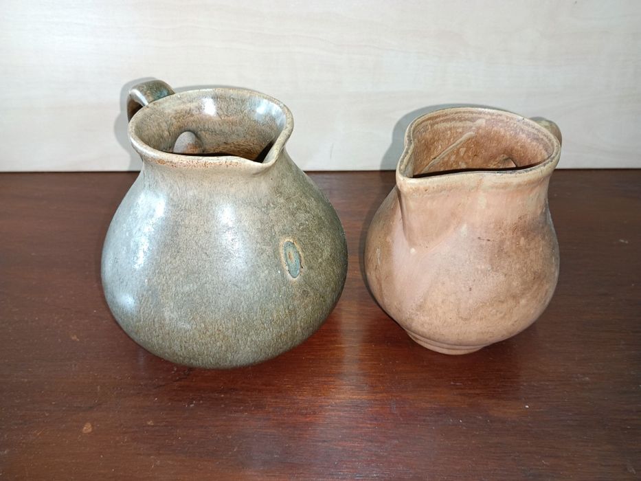 Par de canecas vintage em barro vidrado, com 12cm altura.
Perfeito est