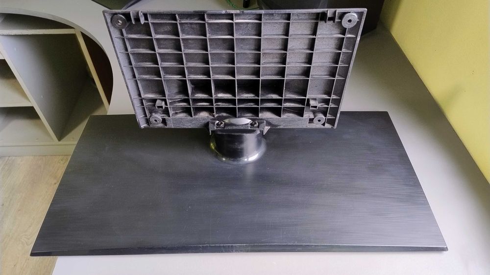 Телевізор LG 42LV375S робочий, без дефектів, підставка, пульт