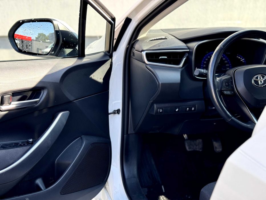 Прокат Toyota Corolla Hybrid у Львові.