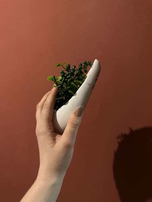 Mały biały kwietnik doniczka łza kokon ozdoba ze sztucznym kwiatkiem