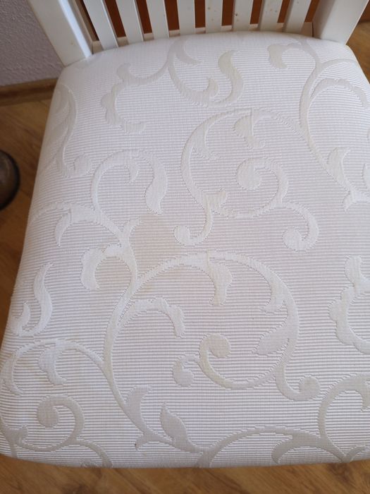 Крісло біле дерев'яне у вітальню,кухню