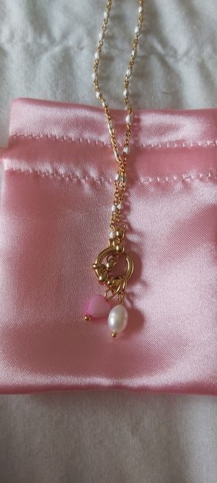 Colar em aço inoxidável, com pendentes em coração e pérola